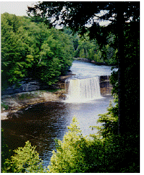tahquamenon falls paradise mi