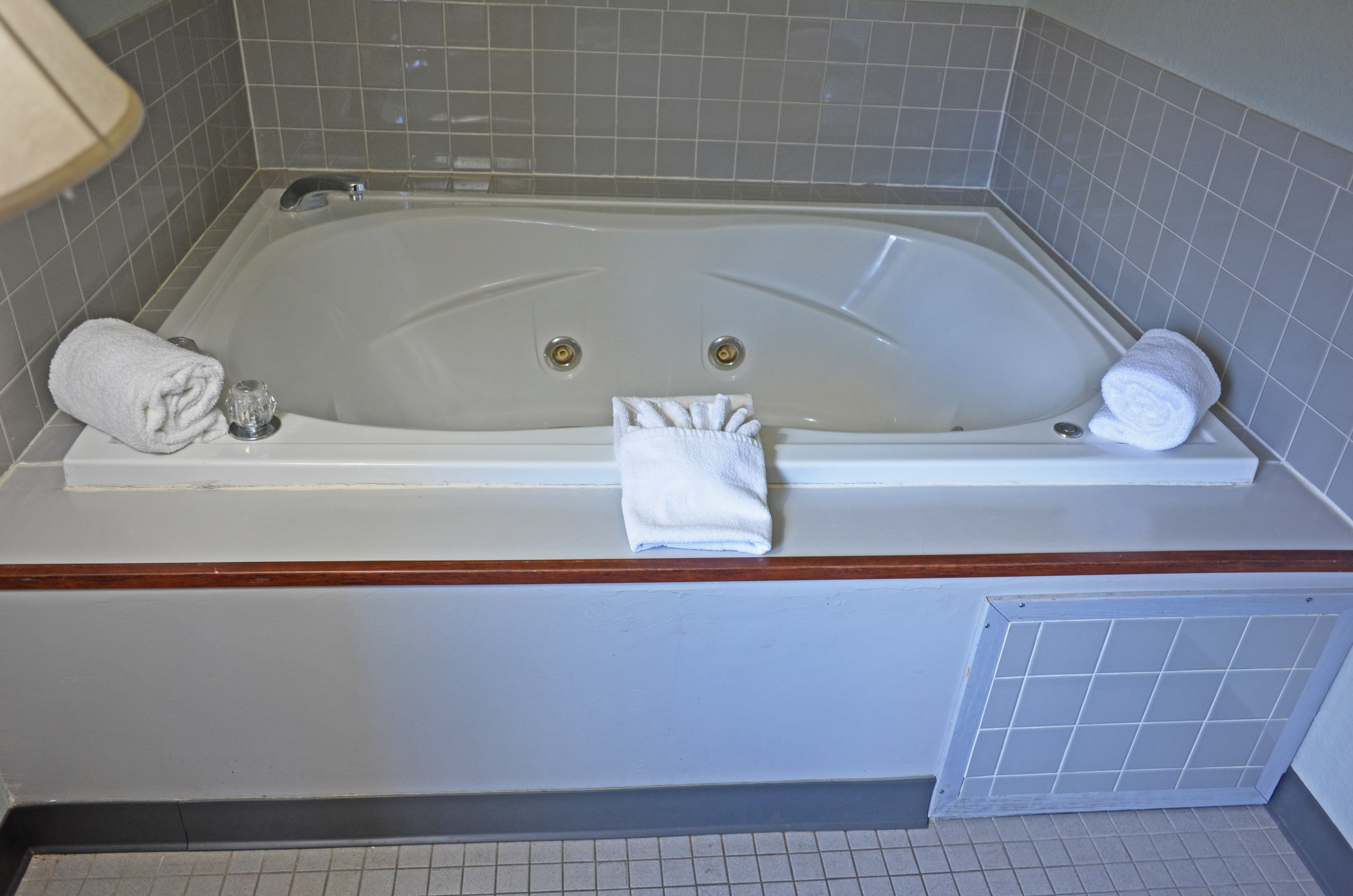 Bedroom 1 - Tub